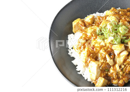 鳥瞰白色背景下的麻婆碗,上面放著大量的豆腐和蔥 鳥瞰白色背景下的麻婆碗,上面放著大量的豆腐和蔥 111312216