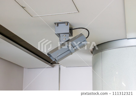 車站自動售票機上方的安全攝影機 車站自動售票機上方的安全攝影機 111312321