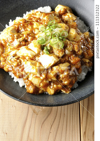 鳥瞰盛滿豆腐和蔥的麻婆碗 111312322