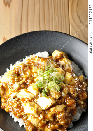 鳥瞰盛滿豆腐和蔥的麻婆碗 111312323