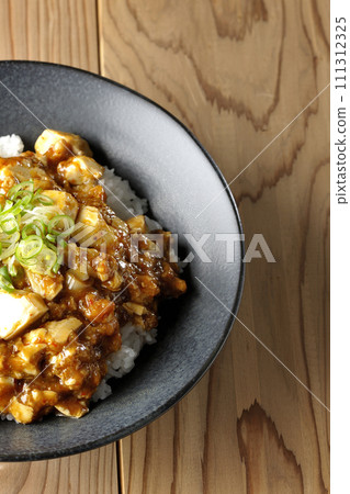 鳥瞰盛滿豆腐和蔥的麻婆碗 111312325