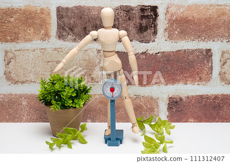 A drawing doll whose weight is measured by raising its limbs to make it lighter. 111312407