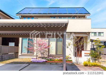 帶車庫和太陽能電池板的房子 111312841