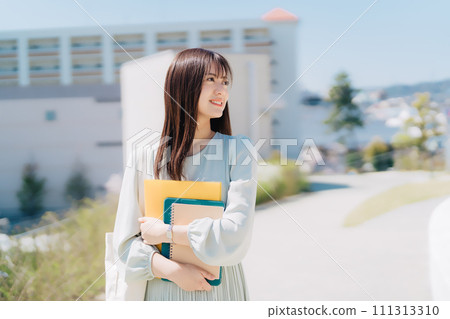 走在校園裡的女大學生 111313310