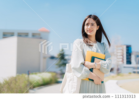 走在校園裡的女大學生 111313313