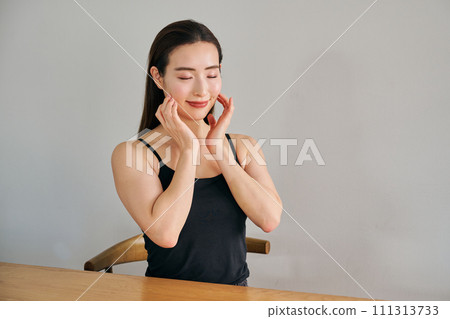 30多歲的女人透過按摩臉部來護理皮膚 30多歲的女人透過按摩臉部來護理皮膚 111313733
