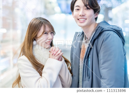 couple having a christmas date 111313896