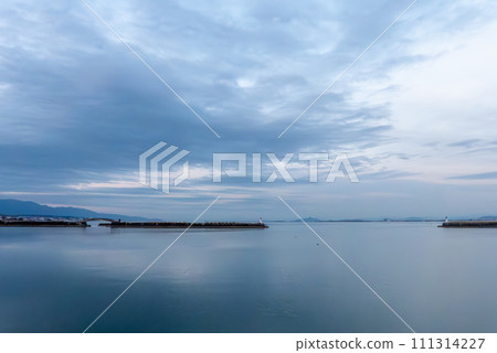 Lake Biwa in winter, scenery around Hamaotsu Port, Otsu City, Shiga Prefecture 111314227