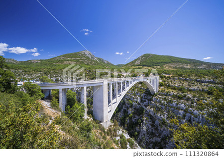 Pont de l'Artuby bridge, Canyon of Verdon River (Verdon Gorge) in Provence, France 111320864