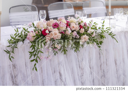 Wedding table with pink flowers Wedding table with pink flowers 111321334