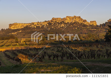 Medieval castle and village, Les Baux-de-Provence, Alpilles mountains, Provence, France Medieval castle and village, Les Baux-de-Provence, Alpilles mountains, Provence, France 111321831