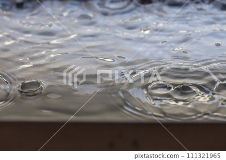 dripping water to the water surface dripping water to the water surface 111321965