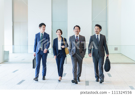 Business person whole body commuting 111324556