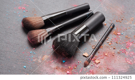 make up brushes 111324925