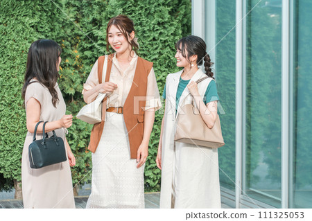 Female friends and friends who enjoy girls' trips, travel, shopping, shopping, sales, and bargains Female friends and friends who enjoy girls' trips, travel, shopping, shopping, sales, and bargains 111325053