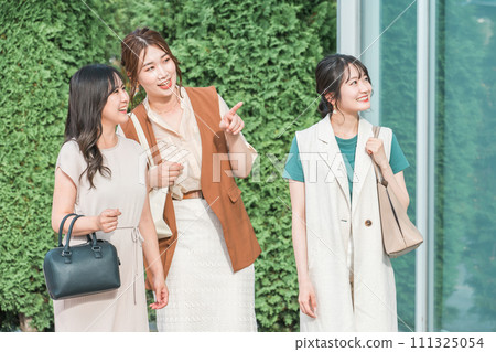 Female friends and friends who enjoy girls' trips, travel, shopping, shopping, sales, and bargains 111325054