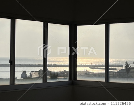 Facing the sea Facing the sea 111326436
