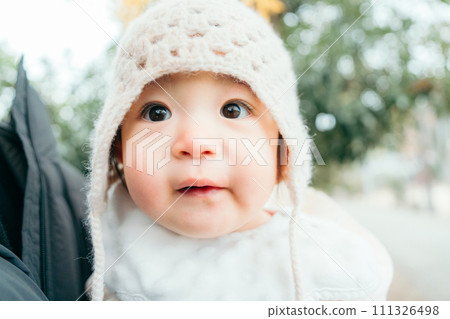 嬰兒盯著微笑 嬰兒盯著微笑 111326498