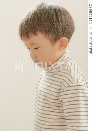 一個困難時期的孩子，一個哭泣的男孩 111326687