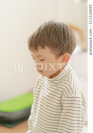 一個困難時期的孩子，一個哭泣的男孩 111326695