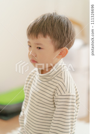 一個困難時期的孩子，一個哭泣的男孩 111326696