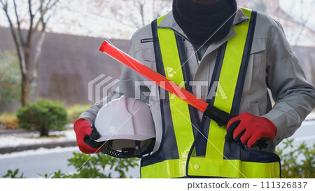 Protect yourself from the cold with a neck warmer | Snowfall scene with a guide worker holding a guide light Protect yourself from the cold with a neck warmer | Snowfall scene with a guide worker holding a guide light 111326837