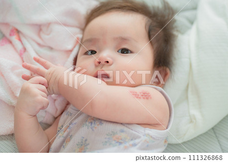 一個微笑的嬰兒，一個盯著我看的嬰兒 111326868