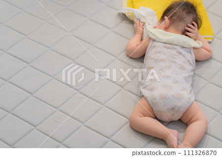 一個微笑的嬰兒,一個盯著我看的嬰兒 一個微笑的嬰兒,一個盯著我看的嬰兒 111326870