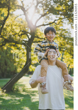在背上 父母和小孩 親子 111326955