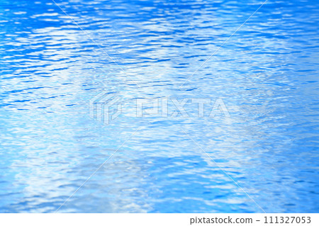 Reflection of the winter sky on the water, sparkling mirror reflection 111327053