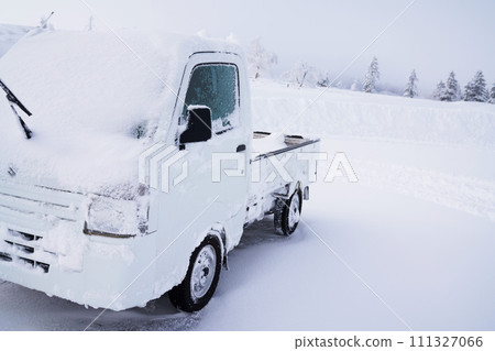 大雪後停車場和停放的輕型卡車 大雪後停車場和停放的輕型卡車 111327066
