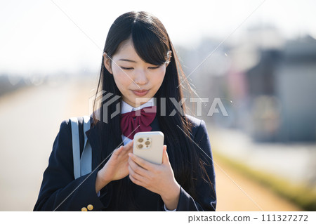 High school girl with smartphone Search and search 111327272