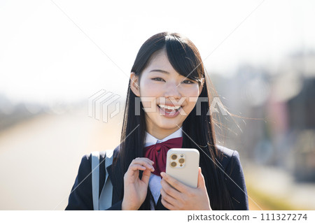 有智慧型手機的高中女孩 搜尋和搜尋 有智慧型手機的高中女孩 搜尋和搜尋 111327274