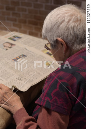 高級讀報紙 111327289