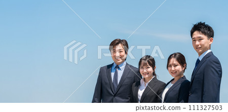 就業、換工作、招募、穿著西裝的男女站在藍天、商人和女商人 就業、換工作、招募、穿著西裝的男女站在藍天、商人和女商人 111327503