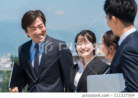 就業、換工作、招募、穿著西裝的男女站在藍天、商人和女商人（談話） 111327504