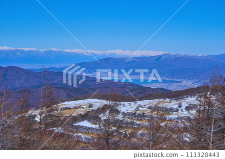 View of the northwest side from the summit of Mt. Nyukasa in Fujimi Town, Nagano Prefecture in winter (Lake Suwa, Northern Alps, Suwa City, etc.) View of the northwest side from the summit of Mt. Nyukasa in Fujimi Town, Nagano Prefecture in winter (Lake Suwa, Northern Alps, Suwa City, etc.) 111328443