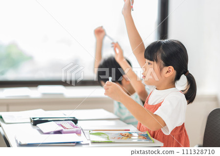 小學生在補習班舉手 小學生在補習班舉手 111328710
