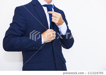 businessman wearing his tie 111328785