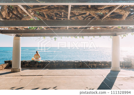 一個女人在公園裡放鬆地看著大海 111328994