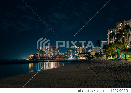 夏威夷夜景和威基基海灘 111329013