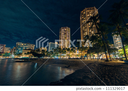 夏威夷夜景和威基基海灘 111329017