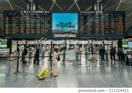 帶著手提箱在機場旅行的女人 111329421