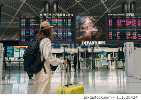 帶著手提箱在機場旅行的女人 111329424