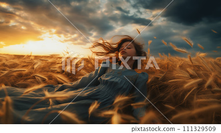 黃昏時分，遼闊的麥田裡，輕輕飄浮的外國女孩 111329509