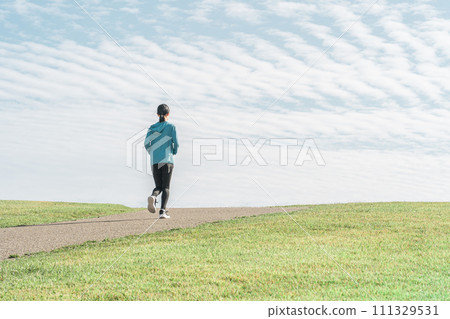 Junior high school, high school, and elementary school girls running in the park, running, club activities, physical fitness, basic training, jogging, endurance running 111329531