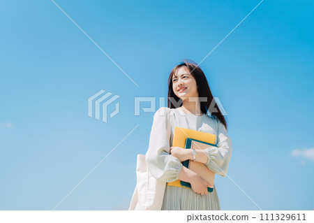 藍天和女大學生 111329611