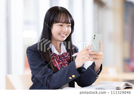 一邊看智慧型手機一邊學習的女高中生攝影合作:有明教育藝術專校 一邊看智慧型手機一邊學習的女高中生攝影合作:有明教育藝術專校 111329846