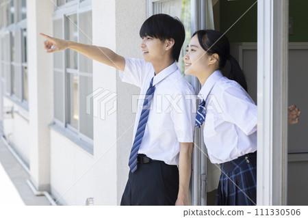 高中生在學校走廊上說話 111330506