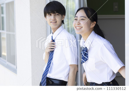 高中生在學校走廊上說話 高中生在學校走廊上說話 111330512